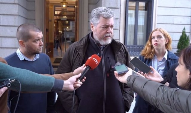 La secretaria de Estado de Agenda 2030, Lilith Vestrynge; el diputado de UP Juantxo López de Uralde, y el director general de Derechos de los Animales, Sergio García Torres, este martes, 20 de diciembre, en el Congreso de los Diputados.