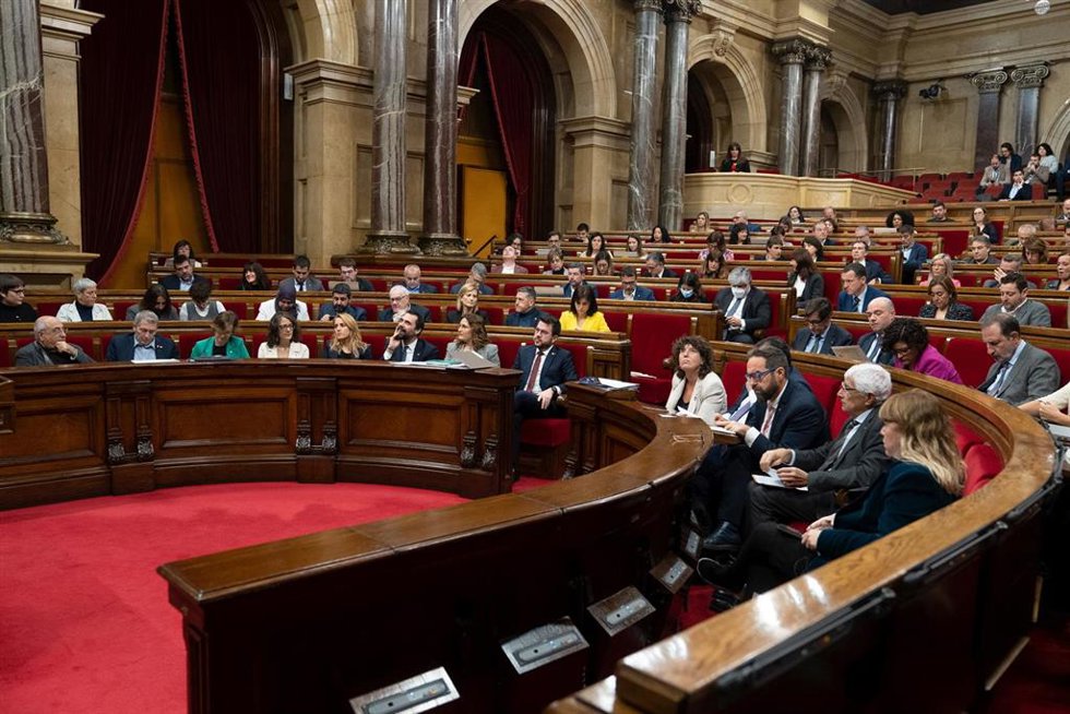 Vista general de una sesión plenaria en el Parlament, a 21 de diciembre de 2022, en Barcelona, Catalunya (España). El Parlament vota una proposición de ley de barrios impulsada por los comuns en el último pleno previsto para 2022, mientras el Govern sig