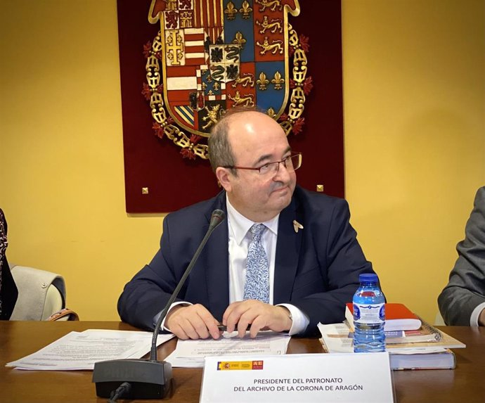 El ministro de Cultura y Deporte, Miquel Iceta, en una reunión con el patronato del Archivo de la Corona de Aragón en Barcelona