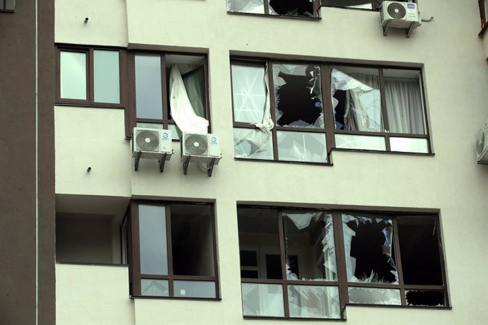 Archivo - April 29, 2022, Kyiv, Ukraine: An apartment block in the Shevchenkivskyi district shows the destruction caused by the strike of a Russian missile that took place Thursday evening, April 28, Kyiv, capital of Ukraine. The body of RFE/RL journali