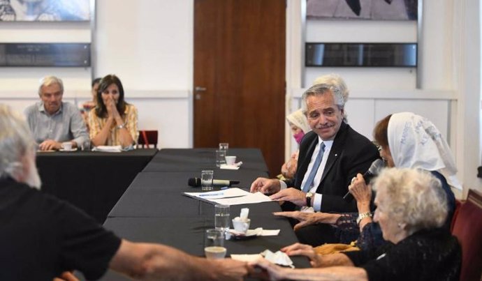 El presidente de Argentina, Alberto Fernández, en la Casa Rosada, reunido con organizaciones de DDHH como APDH y Madres de Plaza de Mayo que piden una "solución política" al caso de Milagro Sala