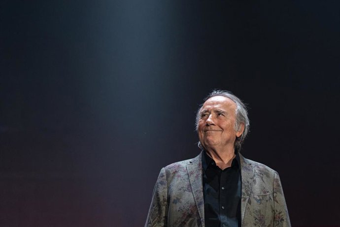 El cantautor Joan Manuel Serrat durante un concierto en el Palau de Sant Jordi, a 20 de diciembre de 2022, en Barcelona, Catalunya (España). El cantautor Joan Manuel Serrat inicia su serie de tres últimos conciertos de la gira de despedida 'El vicio de 