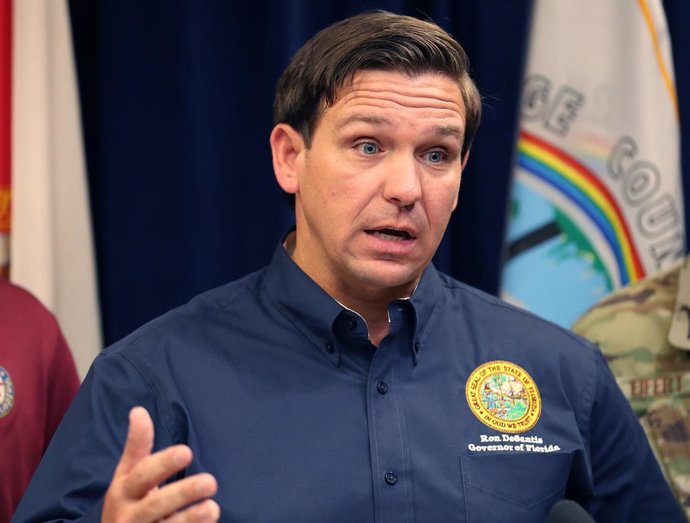 Archivo - 30 August 2019, US, Altamonte Springs: Florida Governor Ron DeSantis speaks during a press conference at the Orange County Emergency Operations Centrer about Hurricane Dorian which is approaching the east coast of Florida and the preparations 