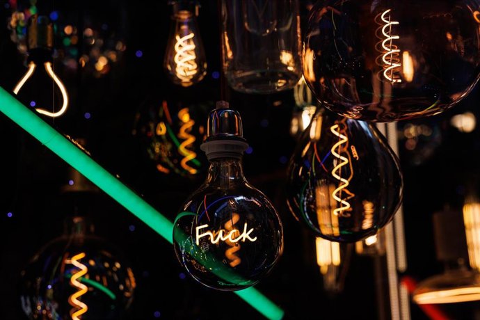 Archivo - Bombillas encendidas.