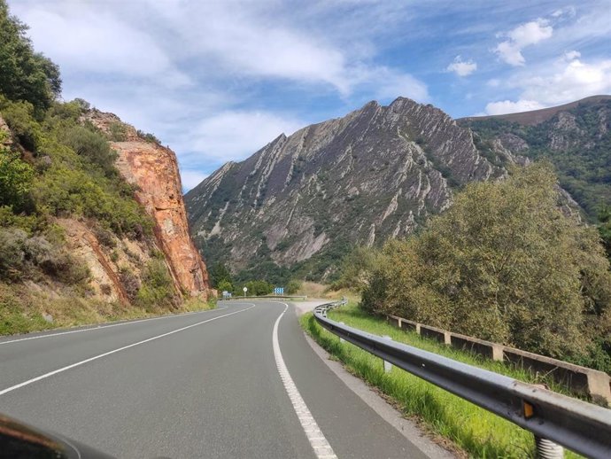 Archivo - Carretera occidente. Tráfico. Estado de las vías. Infraestructuras. Occidente.