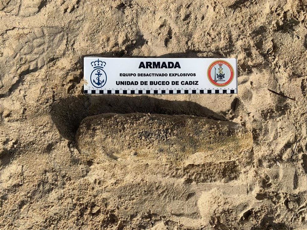 Proyectil encontrado en la playa de Sancti Petri, en Chiclana (Cádiz)