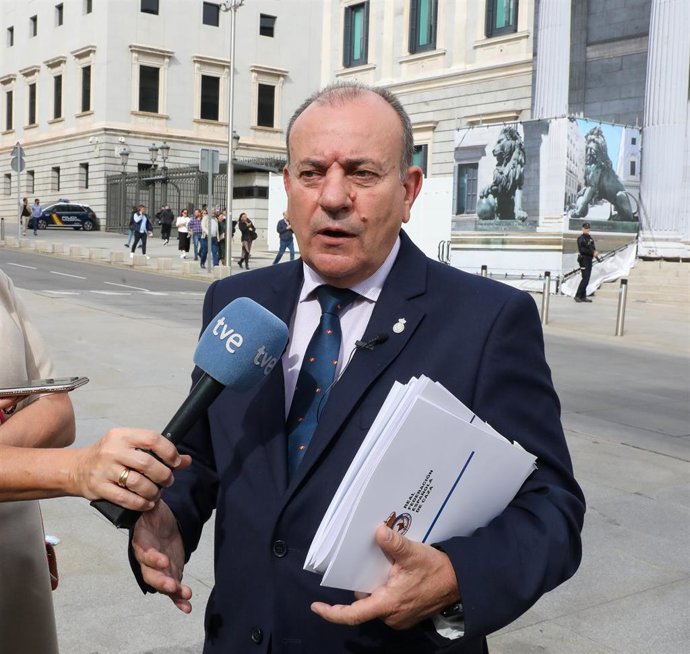 Archivo - El presidente de la Real Federación Española de Caza, Manuel Gallardo, ofrece declaraciones a los medios de comunicación.