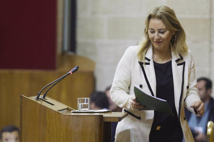 La consejera de Economía y Hacienda de la Junta de Andalucía, Carolina España, durante la segunda jornada del Pleno del Parlamento andaluz en el Parlamento de Andalucía, a 22 de diciembre de 2022 en Sevilla (Andalucía, España). En la séptima sesión del 