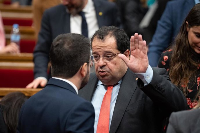 Archivo - El presidente de la Generalitat, Pere Aragons (i) y el conseller de Interior, Joan Ignasi Elena (d)