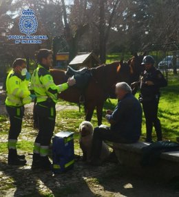 Policías rescatan a un hombre que se había caído por un terraplén hasta la orilla del Manzanares