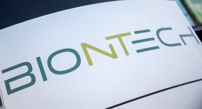 Archivo - El logotipo de Biontech en un cartel en su sede. En Mainz (Alemania), a 09 de noviembre de 2021.