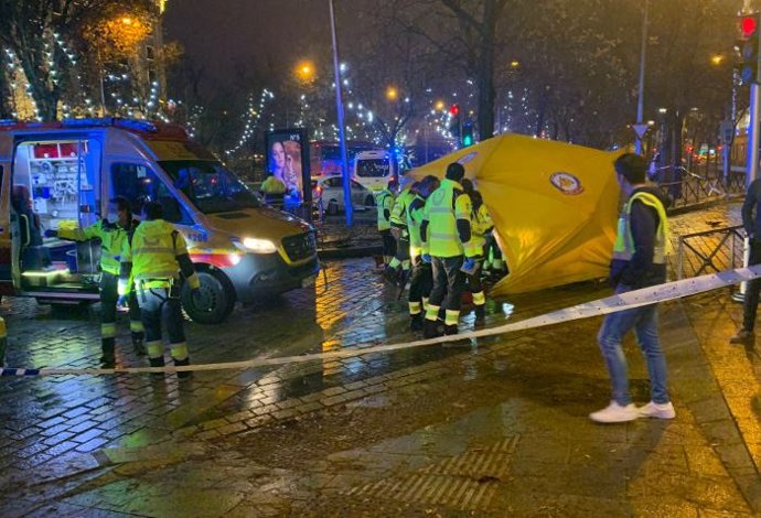 Sanitarios del Samur-PC atienden un accidente mortal entre una moto y un VTC