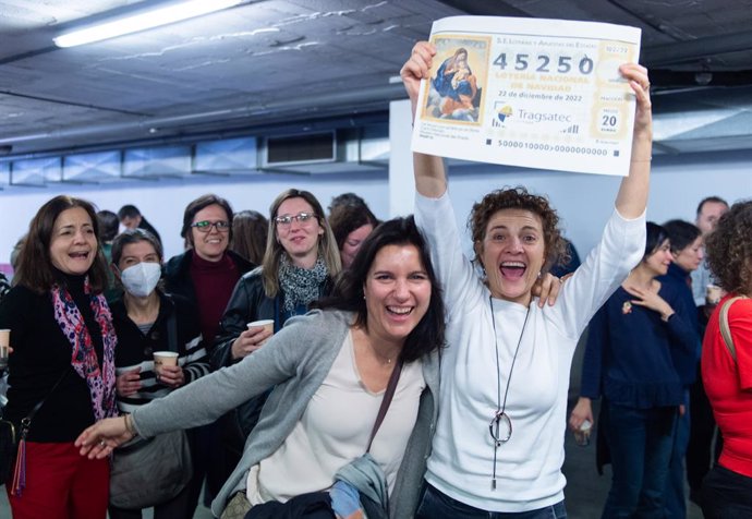 Empleados de la empresa Tragsatec situada en la calle Julián Camarillo celebran que son agraciados del  'Tercer Premio del Sorteo Extraordinario de la Lotería de Navidad correspondiente al número 45250, a 22 de diciembre de 2022, en Madrid (España). El