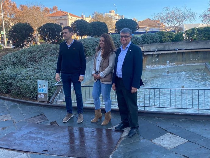 La regidora de Infraestructuras, Angélica Pastor, y el presidente de Emaya, Ramon Perpiny, en la plaza España de Palma