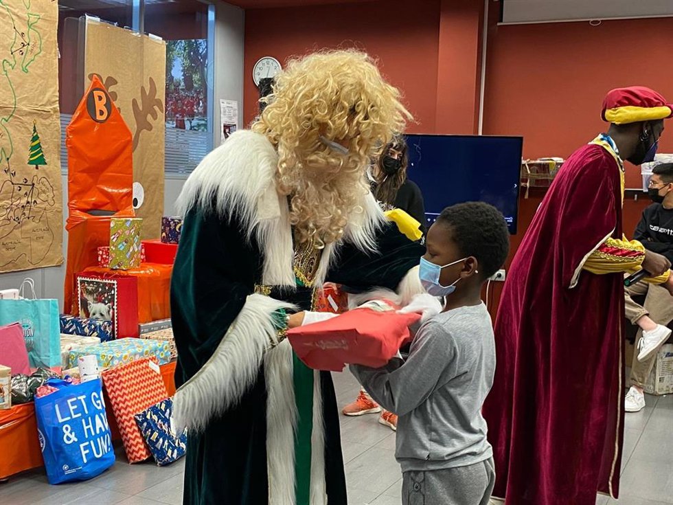 Entrega de regalos a niños en situación de exclusión dentro de la iniciativa Reyes Magos de verdad en la que participan los empleados de Ibercaja.
