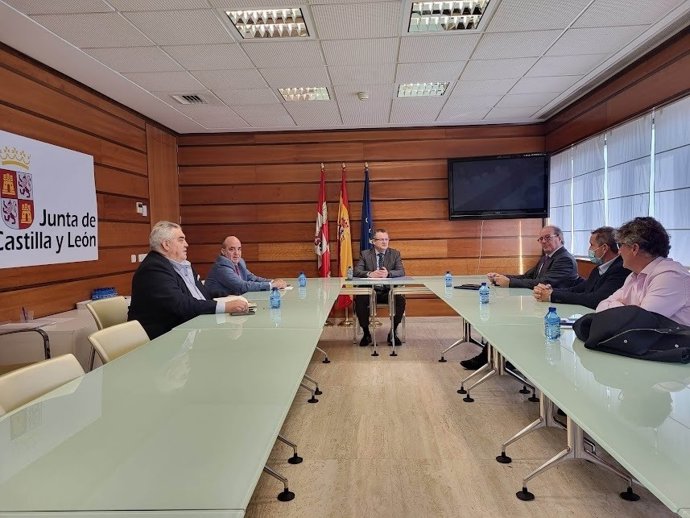 Imagen del encuentro entre representantes del Consejo de Colegios Oficiales de Veterinarios de Castilla y León con el consejero de Agricultura, Ganadería y Desarrollo Rural, Gerardo Dueñas.