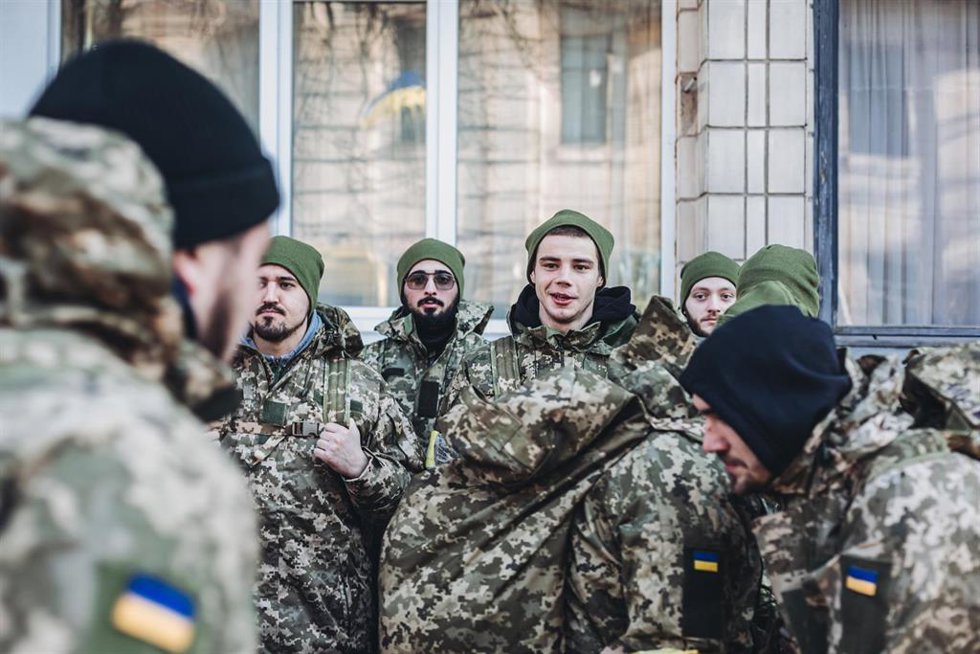 Archivo - Soldados por las calles de Kiev, a 28 de febrero de 2022, en Kiev (Ucrania).