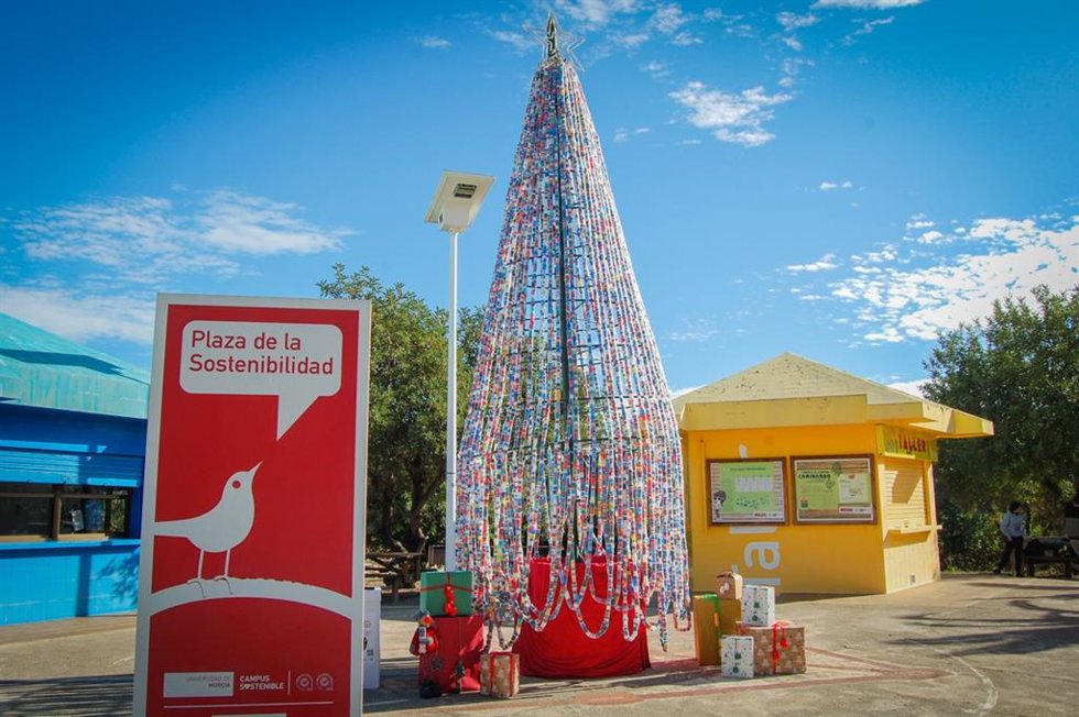 Imagen de uno de los árboles construidos con tapones