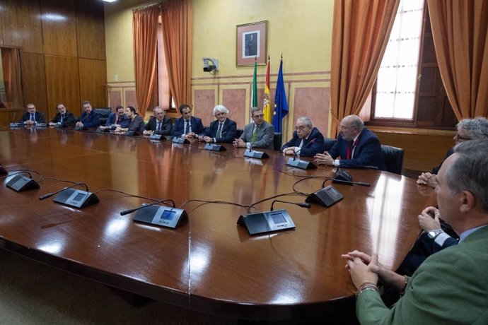 Reunión de los decanos de los abogados andaluces en el Parlamento