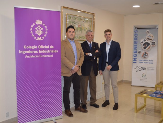 Reyes Fernández Muñoz, Rafael Rubén Sola Guirado y José Pulido Monterroso, presidente delegado del Colegio Oficial de Ingenieros Industriales de Andalucía Occidental en Córdoba.