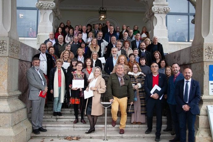 Foto de familia de los asistentes al acto de homenaje al personal jubilado