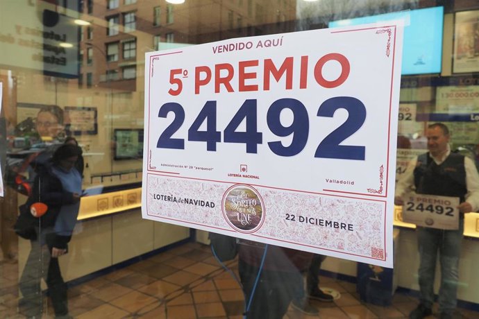Vista del número correspondiente al  'Quinto Premio del Sorteo Extraordinario de la Lotería de Navidad de la administración situada en el barrio de Parquesol, a 22 de diciembre de 2022, en Valladolid, Castilla y León (España). La administración 29 de V