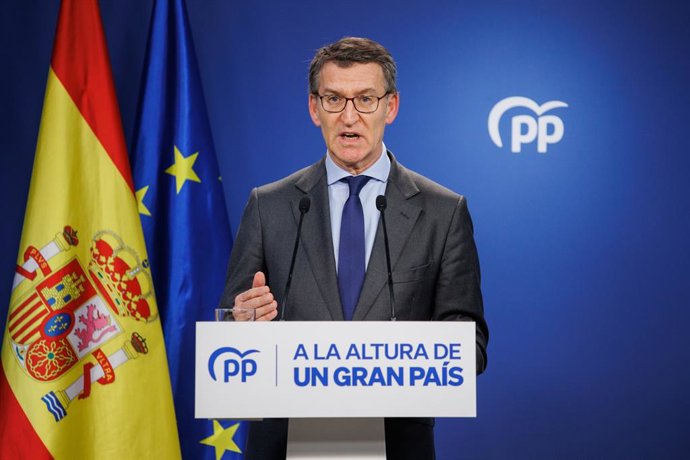 El líder del PP, Alberto Núñez Feijóo, durante una rueda de prensa, en la sede del PP, a 20 de diciembre de 2022, en Madrid (España). Durante la rueda de prensa, Feijóo ha valorado la decisión del Tribunal Constitucional de paralizar la tramitación en e
