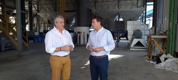 Archivo - Ildefonso Ruiz (d) visita una orujera.