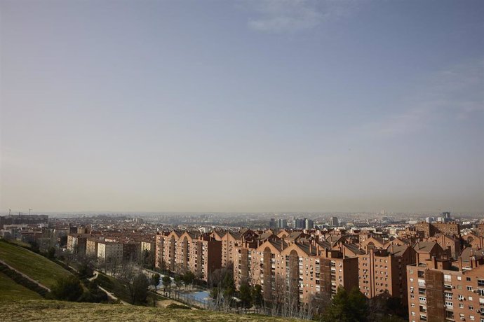 Archivo - Imagen de la boina de contaminación en Madrid 