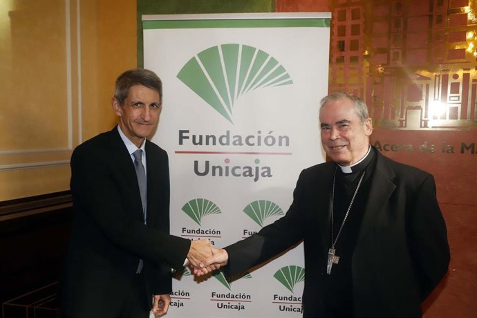 El presidente de la Fundación Bancaria Unicaja, José M. Domínguez, y el obispo de Málaga, Jesús Catalá, han firmado un nuevo convenio de colaboración.