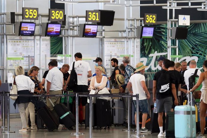 Archivo - Imagen de archivo de pasajeros en el aeropuerto de Málaga.