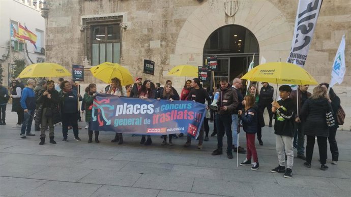 La Plataforma por la Catalogación de Vacantes se concentra ante el Palau de la Generalitat para exigir que "todas las plazas de catálogo se saquen al concurso general de traslados".