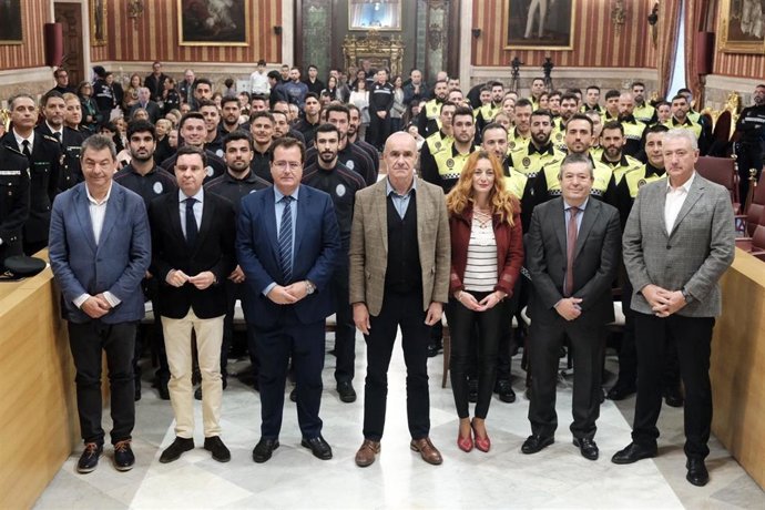 El alcalde de Sevilla, Antonio Muñoz, en la toma de posesión de quince nuevos bomberos y 31 agentes de la Policía Local.