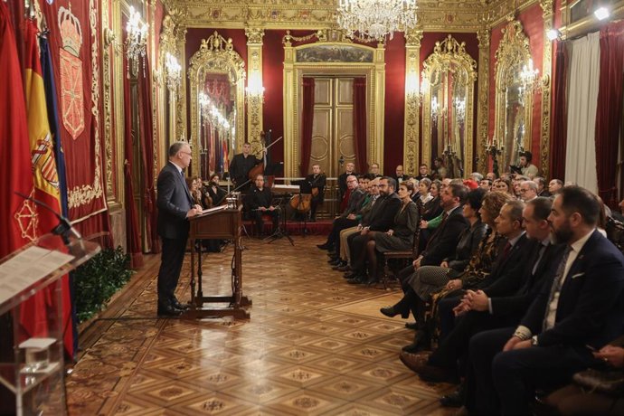 El autor del libro 'El Régimen Foral de Navarra', Francisco Javier Enériz, ha realizado la intervención de apertura del acto en el Salón del Trono.