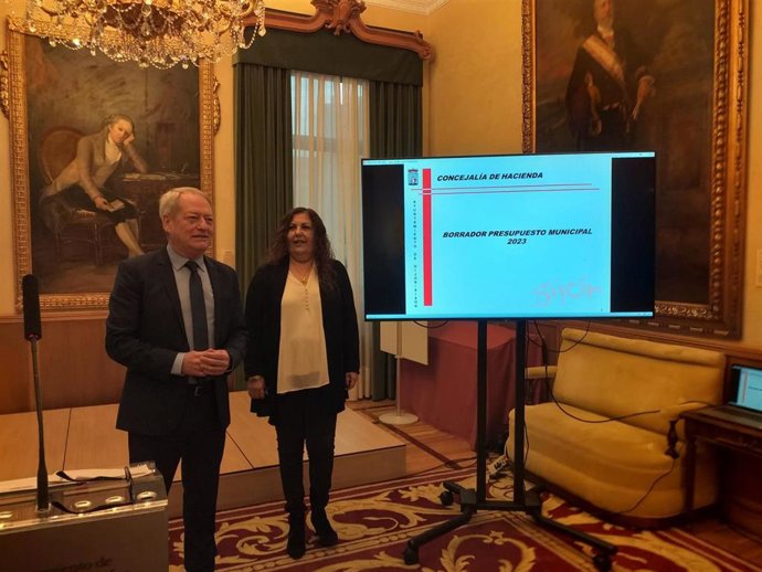 Aurelio Martín, portavoz de  IU y concejal de Medio Ambiente  y Movilidad del Ayuntamiento de Gijón, y Marina Pineda, concejala de Hacienda, presentan el borrador de presupuestos de 2023 en rueda de prensa en el Consistorio gijonés