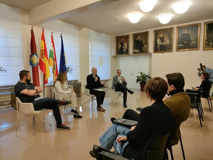 El alcalde de Logroño, Pablo Hermoso de Mendoza, y los portavoces de los grupos municipales mantienen un encuentro informativo con los medios de comunicación