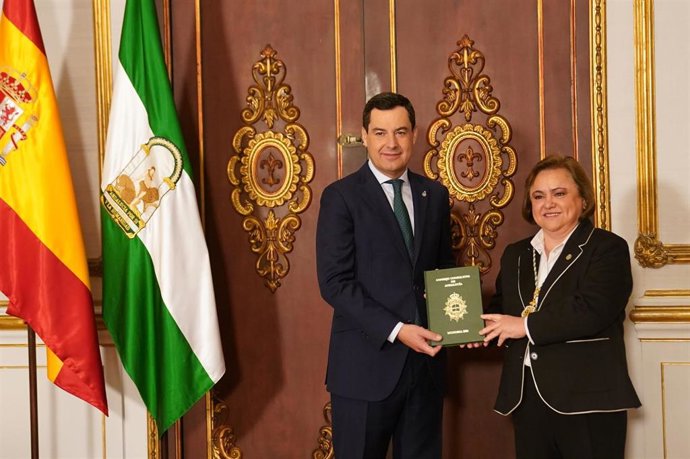 El presidente de la Junta de Andalucía, Juanma Moreno, recibe la Memoria de 2021 del Consejo Consultivo de manos de su presidenta, María Jesús Gallardo.