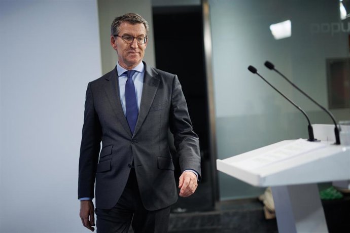 El líder del PP, Alberto Núñez Feijóo, a su llegada a una rueda de prensa, en la sede del PP, a 20 de diciembre de 2022, en Madrid (España). Durante la rueda de prensa, Feijóo ha valorado la decisión del Tribunal Constitucional de paralizar la tramitaci