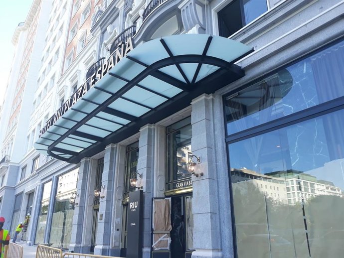 Archivo - Imagen de archivo de la entrada al edificio del hotel RIU Plaza España.