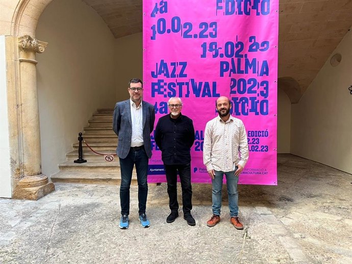 El regidor de Cultura y Bienestar Social, Antoni Noguera, el coordinador general de Cultura, Miquel ngel Conteras, y el director artístico del festival, Ferran Pereira, en la presentación del Jazz Festival, este viernes en Ca'n Oms.