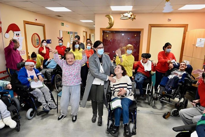 La alcaldesa felicita la Navidad a los usuarios y trabajadores de los centros asistenciales de Santander