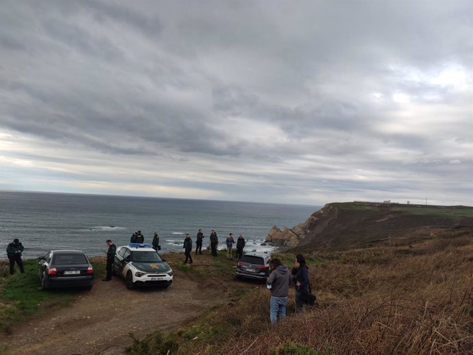 Guardia Civil en el entorno del Cabo Peñas, donde han aparecido los restos mortales de una persona en el mar.