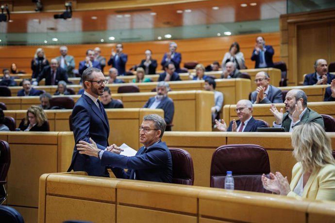 El portavoz del Partido Popular (PP) en el Senado, Javier Maroto (i), saluda al presidente nacional del PP, Alberto Núñez Feijóo, durante una sesión plenaria en el Senado, a 22 de diciembre de 2022, en Madrid (España). La reforma del Código Penal ha lle
