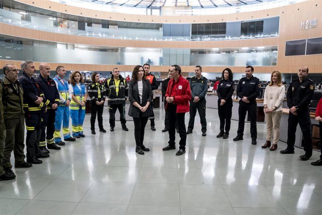 La presidenta de la Comunidad de Madrid, Isabel Díaz Ayuso,  durante su visita a la Agencia de Seguridad y Emergencias de Madrid (ASEM 112)