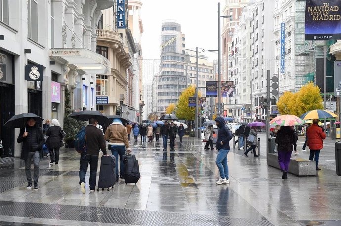 Personas caminan por la Gran Vía de Madrid. 