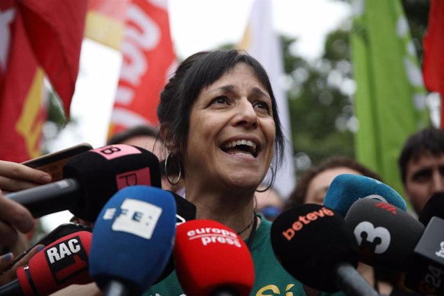 Archivo - La portavoz del sindicato USTEC-STEs (IAC), Iolanda Segura, durante una huelga de jornada completa de sindicatos educativos, en los jardinets de Gràcia, a 25 de mayo de 2022, en Barcelona