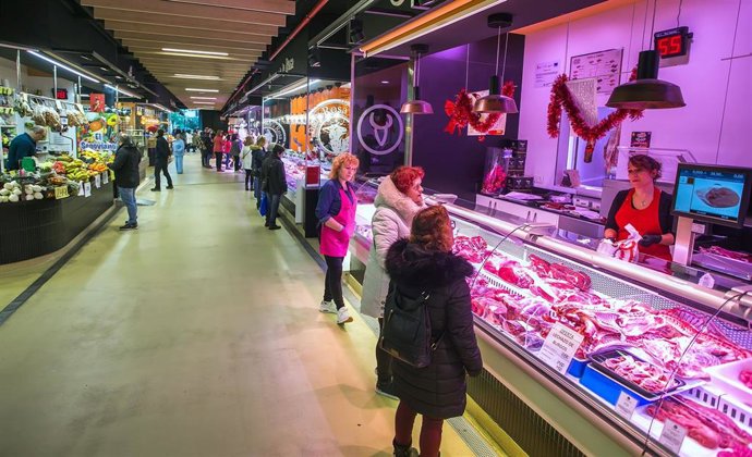 Un grupo de personas en una carnicería 