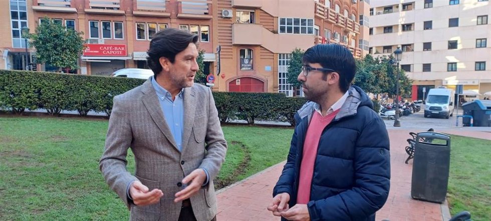El parlamentario andaluz por el PSOE de Huelva y portavoz de la Ejecutiva Provincial, Enrique Gaviño (izquierda), junto a otro representante socialista.