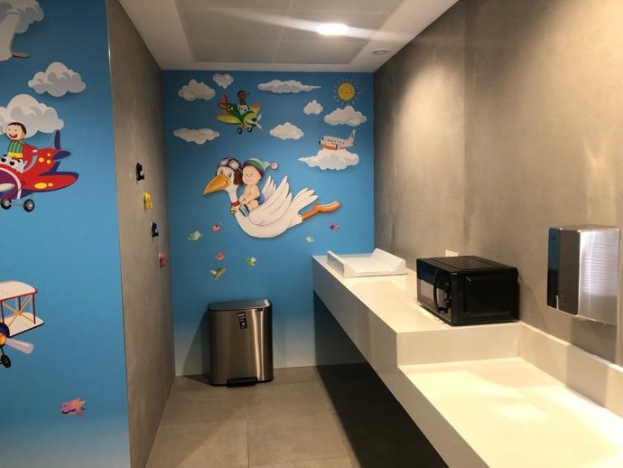 Sala de lactancia en una de las zonas nuevas de la terminal del aeropuerto sevillano.