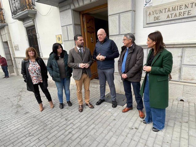 El secretario de Organización del PSOE de Andalucía, Noel López, atiende a los medios de comunicación en Atarfe (Granada) acompañado por el alcalde, Pedro Martínez.